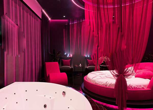 Thiết kế phòng khách sạn tình yêu diện tích 30m² với bồn tắm