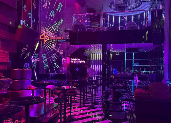 Không gian thực tế Double Lounge Bar với thiết kế ánh sáng