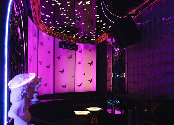 Thiết Kế Không Gian Lounge Mini Góc Sâu Với Tường Kính Ánh Sáng