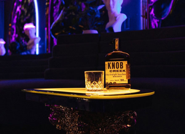 Bàn Lounge Cao Cấp Với Thiết Kế Chân Cột Cổ Điển Kết Hợp Đèn LED