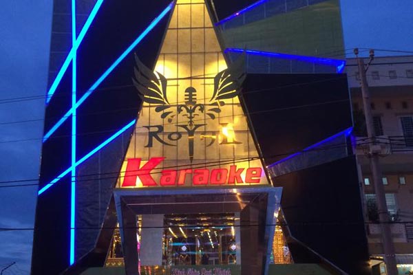 Thi công mặt tiền quán karaoke phong cách hiện đại giá RẺ